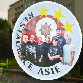 Koláž, kterou Pohlreichovi vytvořili na památku, zde má rovněž své místo.