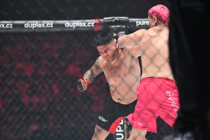 Krkavý zápas na třináctém galavečeru Clashe.