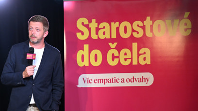 FOTO: Vít Rakušan vede Starosty do sněmovny.