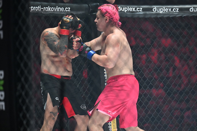Zápas skončil výhrou pro Krakena, přičemž soupeř vydržel do třetího kola a o vítězi se rozhodovalo na body.
