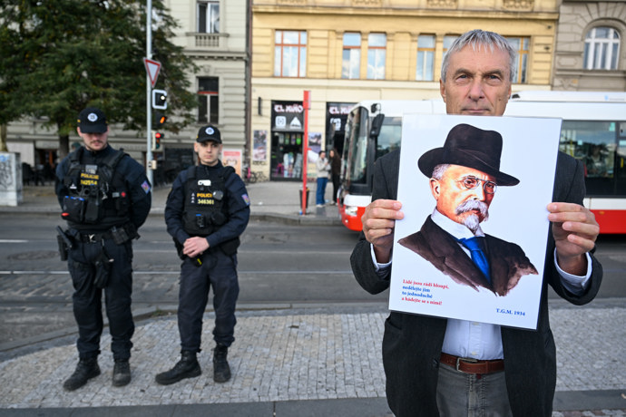 Setkání bylo plné bannerů. 