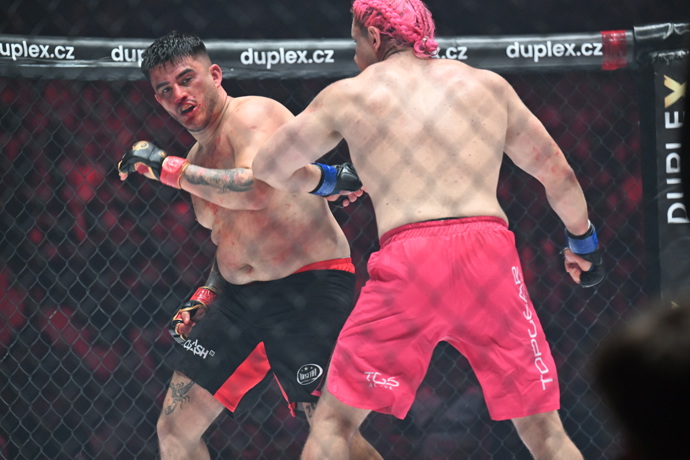 Kraken uštědřil Samirovi několik tvrdých ran.