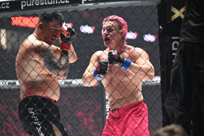 Ve třetím kole z obou zápasníků tekla krev.