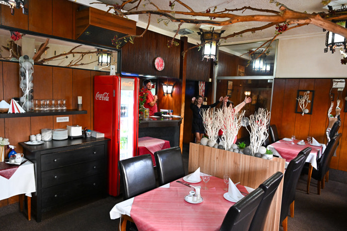 Restaurace ztvárňuje přesně to, jak si Češi v roce 1971 představovali asijskou kuchyni. A ani natáčení se Zdeňkem Pohlreichem to nezměnilo. 