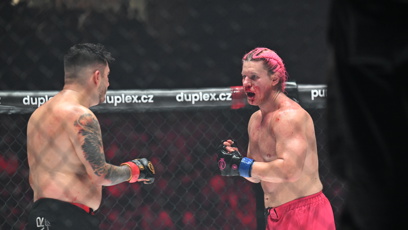 FOTO: Vítěze krvavé bitvy určili až sudí na body.