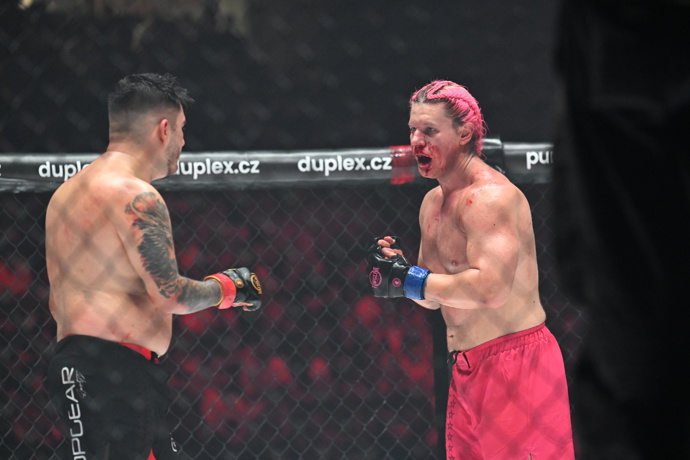 Vítěze krvavé bitvy určili až sudí na body.