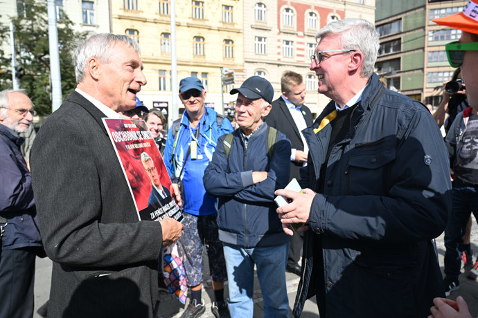 Karel Havlíček diskutuje s oponentem. 