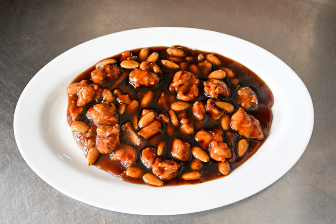 Kuřecí kung-pao za 205 korun. Zeleninu byste těžko hledali, jen maso, "zácuc" a mandle. 