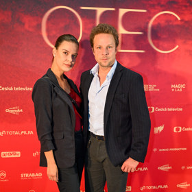 Jan Onder dorazil na premiéru Otec po boku své nové přítelkyně.