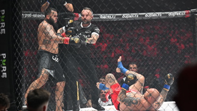 FOTO: Leo Beránek do svého soupeře opakovaně kopnul do hlavy.