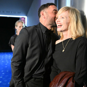 Aňa Geislerová s úsměvem od ucha k uchu.