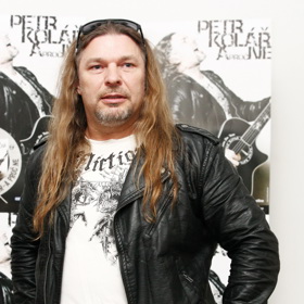 Namísto čelenky používá Kolář častokrát sluneční brýle. 