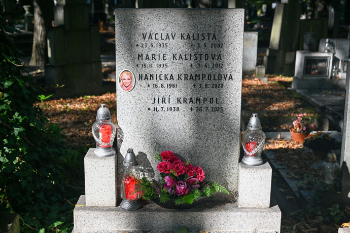 Pod jména Haniččiných rodičů i jí samotné přibyly i iniciály herce.