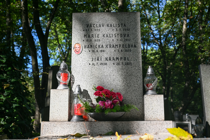 Na hrob Jiřího Krampola konečně přibylo jeho jméno.
