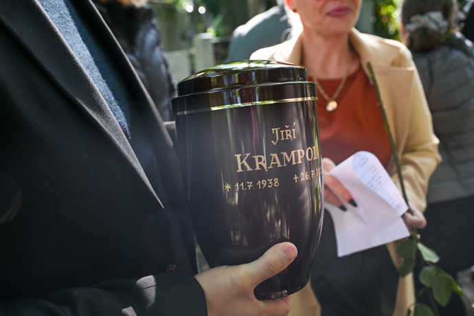 Urna Jiřího Krampola.