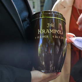 Urna Jiřího Krampola je decentní a bez výstředností.