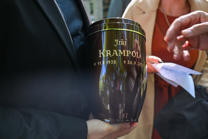 Urna Jiřího Krampola je decentní a bez výstředností.