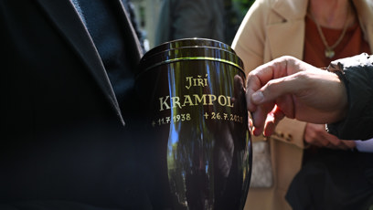 FOTO: Poslední pozdrav Jiřímu Krampolovi.