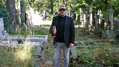 FOTO: Tomáš Zajíc přichází na uložení urny Jiřího Krampola.