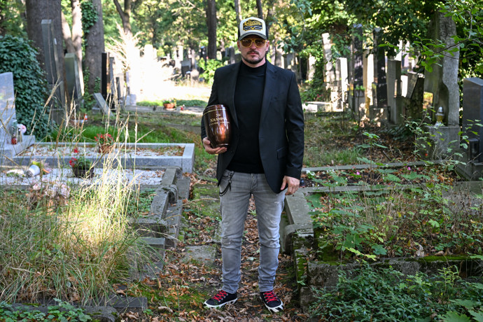 Tomáš Zajíc přichází na uložení urny Jiřího Krampola.