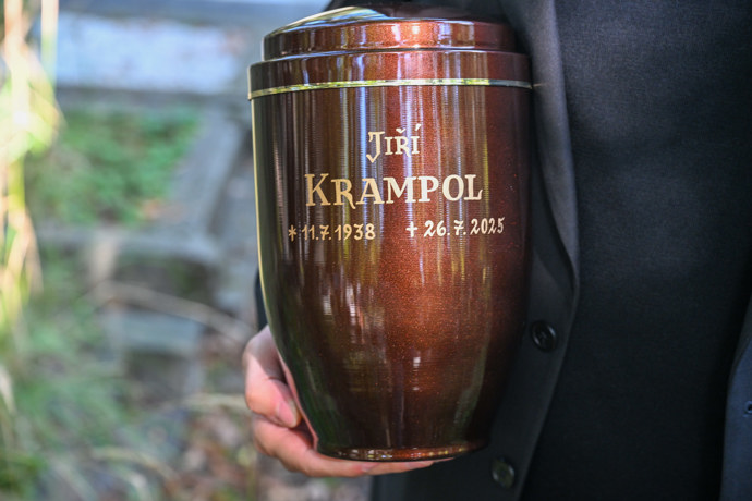 Pravá urna s ostatky Jiřího Krampola