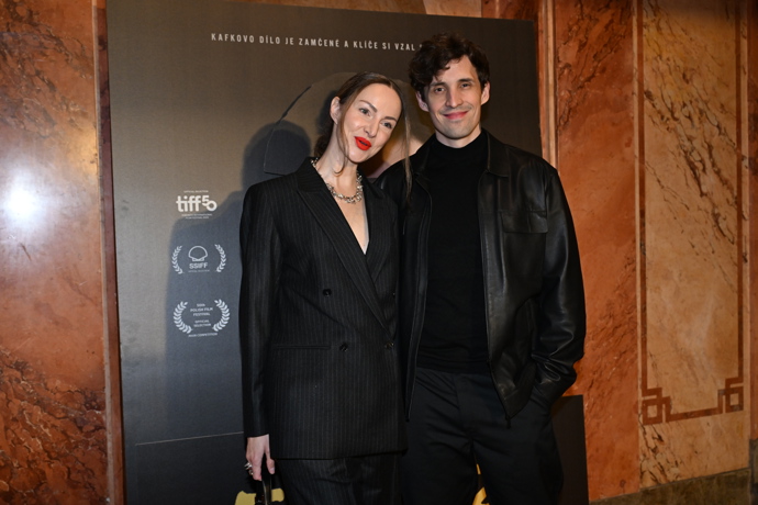 Čestmír Strakatý má krásnou manželku. 