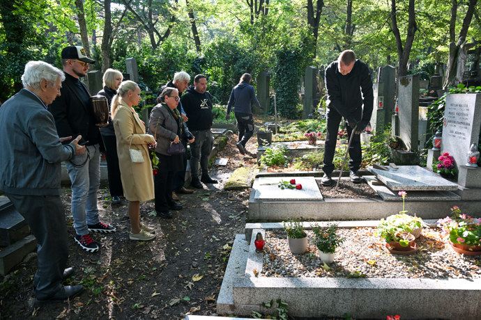 Rodina a přátelé uložili urnu Jiřího Krampola do hrobu k Haně Krampolové.