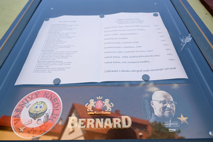 Ikonickou nálepku s jednou hvězdičkou si do nového podniku přestěhovali také. Dnes zdobí denní menu. 