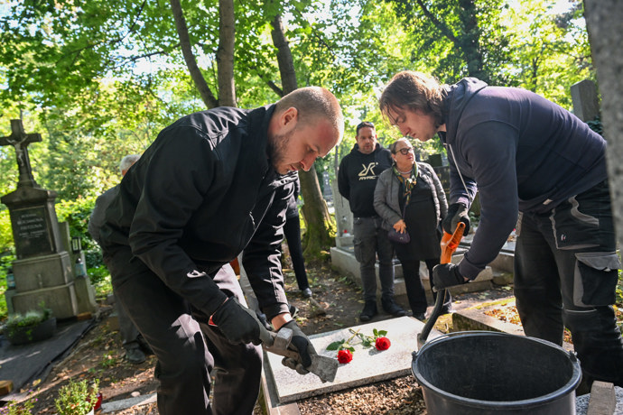 Příprava hrobu Jiřího Krampola na uložení hercovy urny.