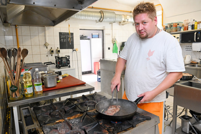 David se naučil připravovat i flank steak. 