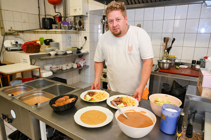 Jídel, která David denně připravuje, je přiměřeně poptávce.