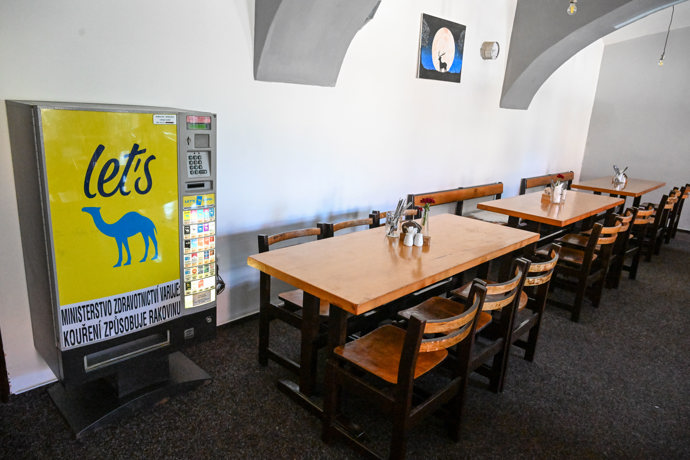 V restauraci U Jelena nechybí pověstný automat na cigarety.