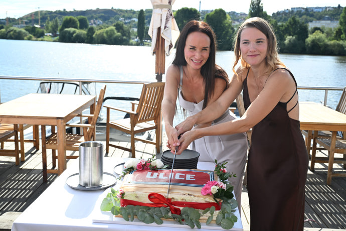 Šárka společně se Sandrou nakrojily dort ke 20 letům seriálu Ulice. 