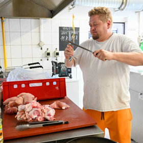 David si brousí nože.