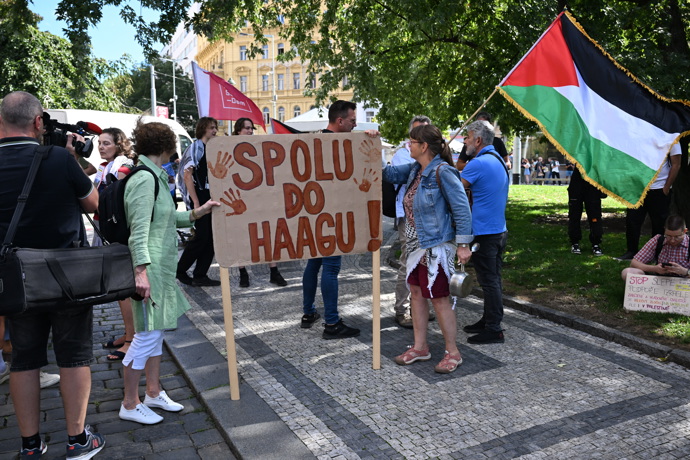 Aktivisté s palestinskými vlajkami.