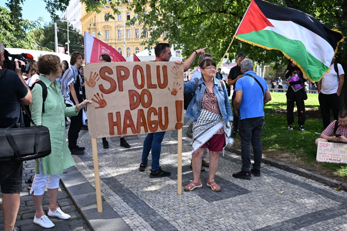 Aktivisté s palestinskými vlajkami.