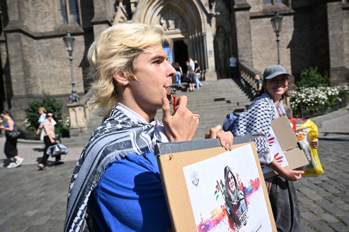 Aktivisté s palestinskými vlajkami.