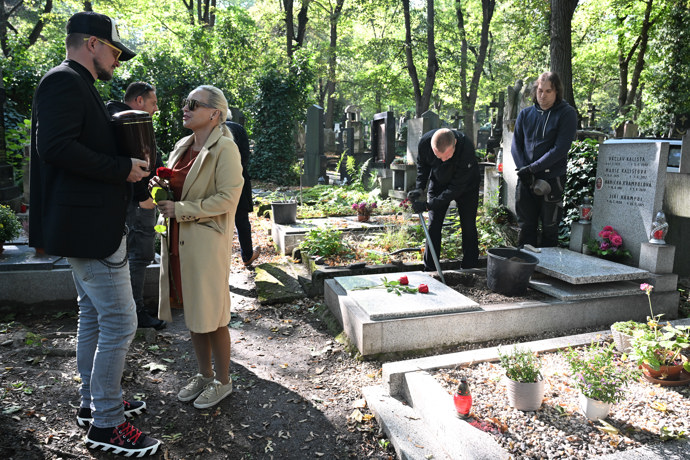 Uložení urny Jiřího Krampola v září 2025.