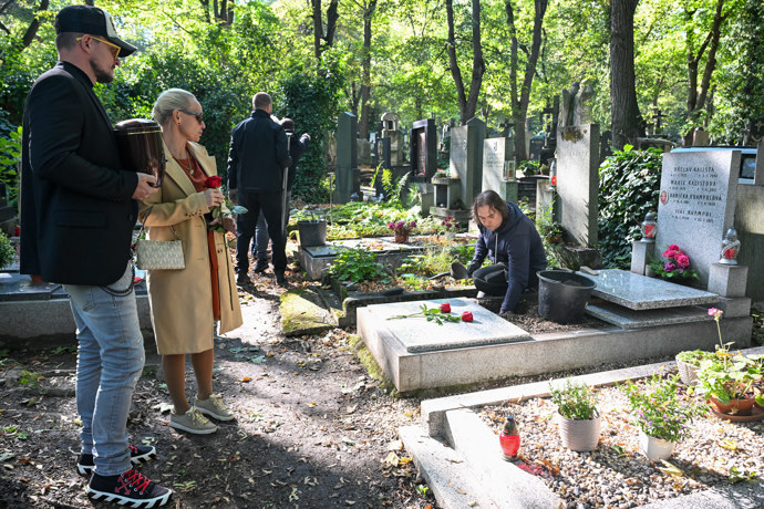Uložení urny Jiřího Krampola v září 2025.