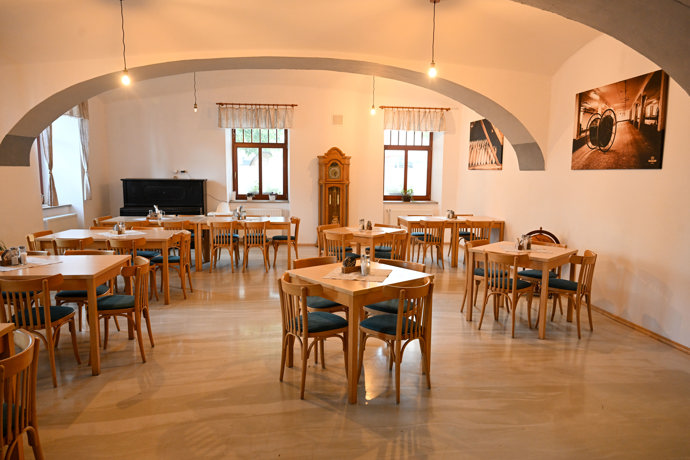 Vnitřní prostory nové restaurace také dýchají novotou. 