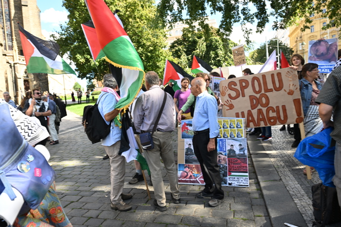 Aktivisté s palestinskými vlajkami.
