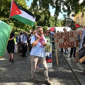 Demonstranti s hesly „SPOLU do Haagu“.