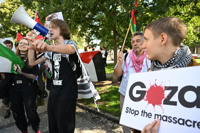 Protestní transparenty proti vládě.