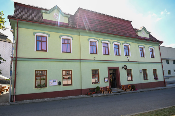 Jak je patrné z fotografií, budova je v mnohem lepším stavu než původní podnik. 