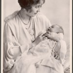 S princeznou Elizabeth se jako budoucí královnou nepočítalo. Byla prvorozenou dcerou mladšího bratra následníka trůnu Eduarda VIII. Na snímku s maminkou Elizabeth, známou jako královna matka. 