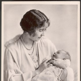 S princeznou Elizabeth se jako budoucí královnou nepočítalo. Byla prvorozenou dcerou mladšího bratra následníka trůnu Eduarda VIII. Na snímku s maminkou Elizabeth, známou jako královna matka. 