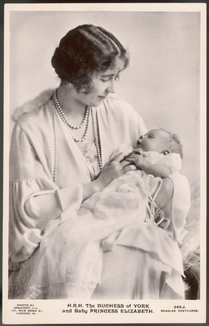 S princeznou Elizabeth se jako budoucí královnou nepočítalo. Byla prvorozenou dcerou mladšího bratra následníka trůnu Eduarda VIII. Na snímku s maminkou Elizabeth, známou jako královna matka. 