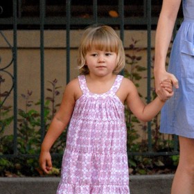 Maminka Michelle Williams se snažila Matildu po tátově smrti co nejvíce chránit, dokonce se přestěhovaly na venkov. Výčitkám, že dívenka bude vyrůstat bez otce, se ale neubránila.