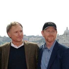 Dan Brown pózuje s hercem Tomem Hanksem a režisérem Ronem Howardem před premiérou filmu Andělé a démoni natočeného podle jeho knihy. Hanks si v něm zahrál symbologa Roberta Langdona.