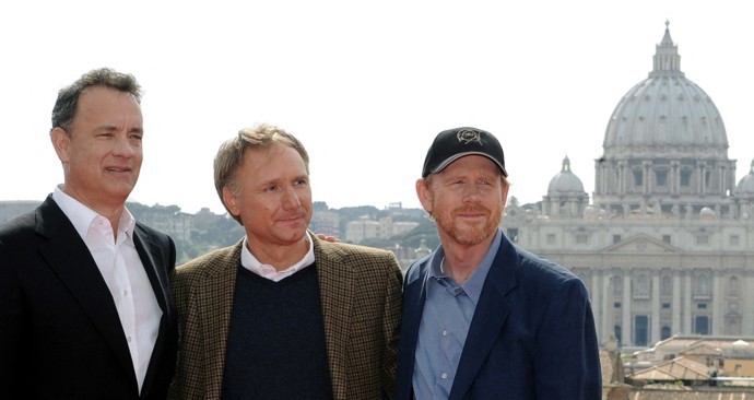 Dan Brown pózuje s hercem Tomem Hanksem a režisérem Ronem Howardem před premiérou filmu Andělé a démoni natočeného podle jeho knihy. Hanks si v něm zahrál symbologa Roberta Langdona.